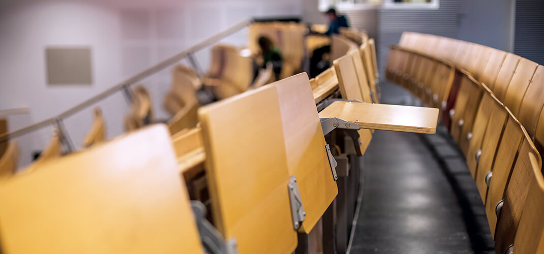 Ongemakkelijke collegestoelen.