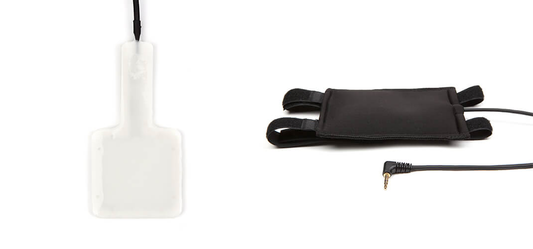 Links: Losse sensor-schakelaar voor gebruik in een hoofdsteun of ander ondersteuningselement. Rechts: De sensor-schakelaar in een neopreen hoes met klittenband voor over een hoofdsteun.