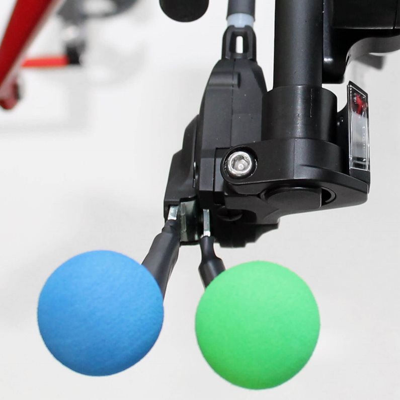 Schuimenballen gemonteerd op de QUICKIE Attitude handbike versnellingshendels.