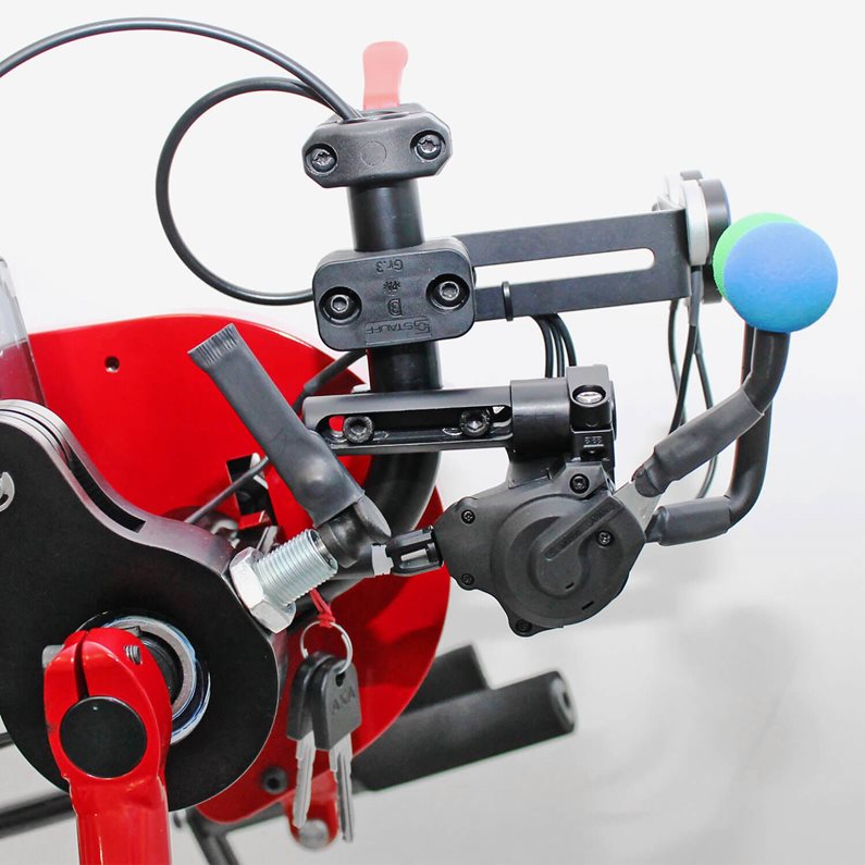 Aangepaste Attitude handbike-bediening voor rolstoelgebruikers met tetraplegie.