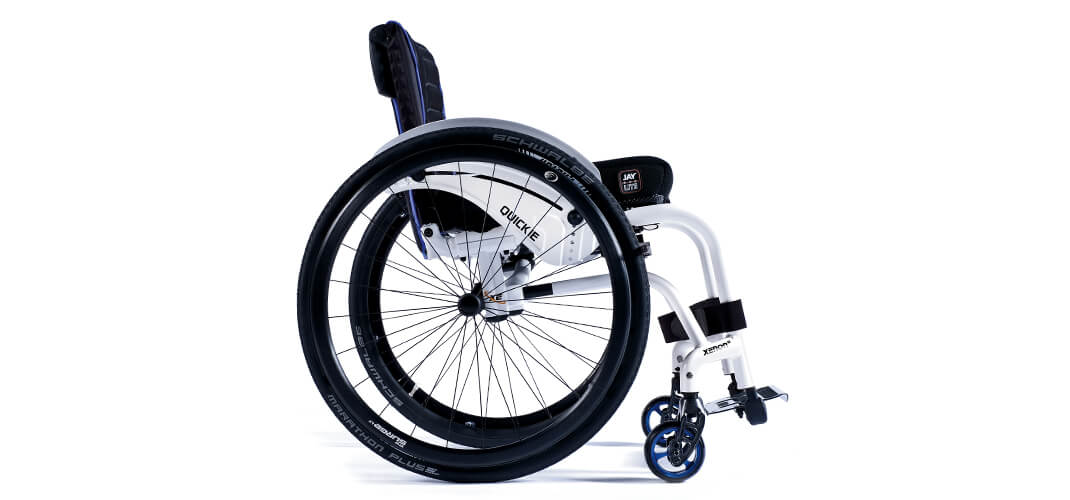 De QUICKIE Xenon<sup>2</sup> Hybrid is een vouwframe rolstoel met een versterkt open frame ontwerp.