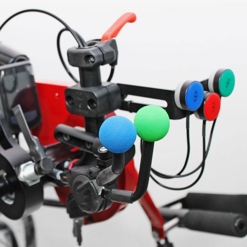 Aangepaste Attitude handbike-bediening voor rolstoelgebruikers met tetraplegie.