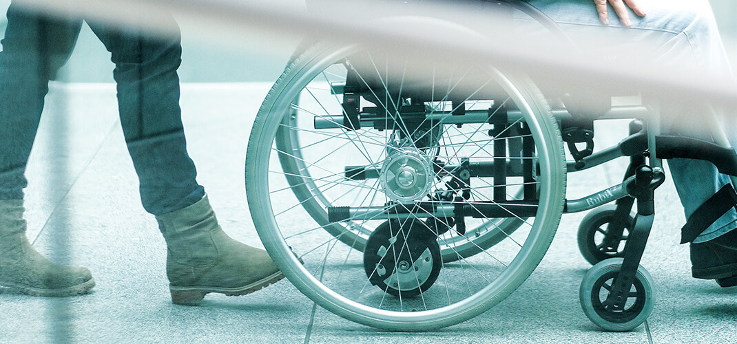De EMPULSE R20 is ideaal om de partner en/of verzorger te ondersteunen tijdens het duwen van een rolstoel. En zit niet in de weg tijdens het gebruik.
