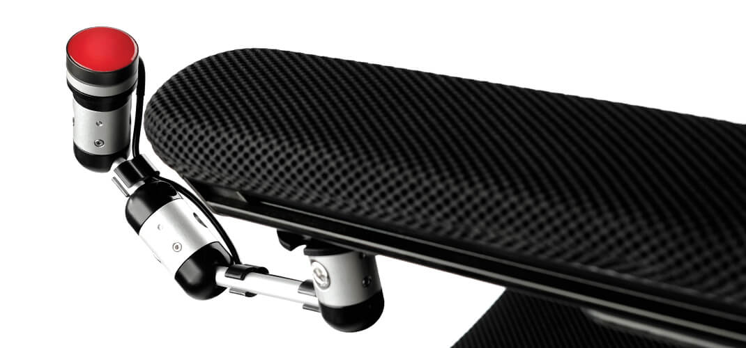 Button switch gemonteerd met het universele Link-It bevestigingssysteem op de armsteun.